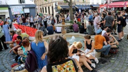 Des personnes manifestent à Paris place de la Contrescarpe, là où l'ex-collaborateur de l'Elysée, Alexandre Benalla, avait été filmé molestant deux manifestants, le 27 juillet 2018 Des personnes manifestent à Paris place de la Contrescarpe, là où l'ex-collaborateur de l'Elysée, Alexandre Benalla, avait été filmé molestant deux manifestants, le 27 juillet 2018