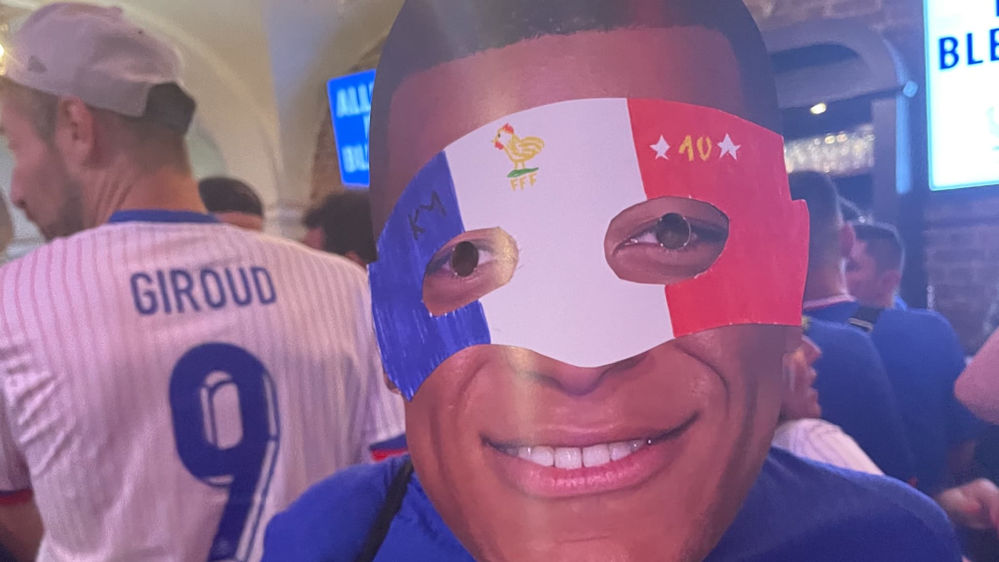 Un supporter avec un masque de Mbappé Un supporter avec un masque de Mbappé
