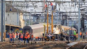 François Hollande a fixé dimanche pour priorité la rénovation des lignes ferroviaires classiques en France après l'accident de Brétigny-sur-Orge qui a fait six morts. /Photo prise le 13 juillet 2013/REUTERS/Gonzalo Fuentes