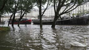 Des péniches naviguant sur la Seine, le 31 mai 2016, à la suite des fortes pluies s'étant abattues sur Paris et dans toute la France. 