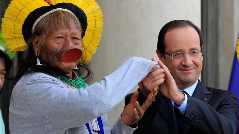 La tournée européenne du chef indigène brésilien Raoni Metuktire est passée jeudi par l'Elysée, où le défenseur de la cause des indiens d'Amazonie a reçu le soutien du président François Hollande. /Photo prise le 29 novembre 2012/REUTERS/Gonzalo Fuentes