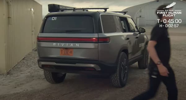 Pour se rendre sur le pas de tir du vol de Blue Origin, les passagers ont emprunté un modèle de la marque Rivian. Pour se rendre sur le pas de tir du vol de Blue Origin, les passagers ont emprunté un modèle de la marque Rivian.