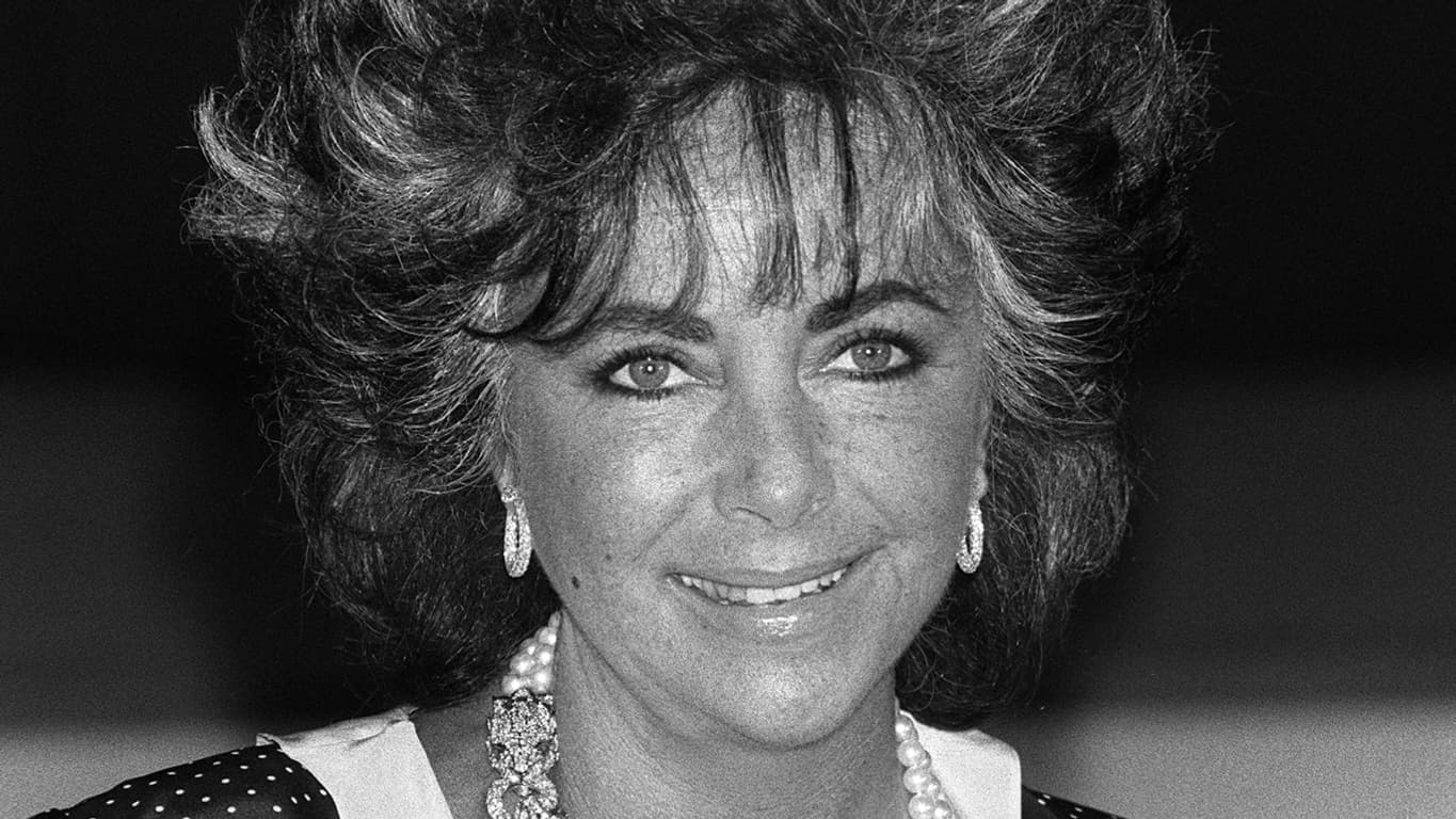 L'actrice américaine Elizabeth Taylor lors d'une conférence de presse au festival de Deauville (Calvados), le 11 septembre 1985. L'actrice américaine Elizabeth Taylor lors d'une conférence de presse au festival de Deauville (Calvados), le 11 septembre 1985.