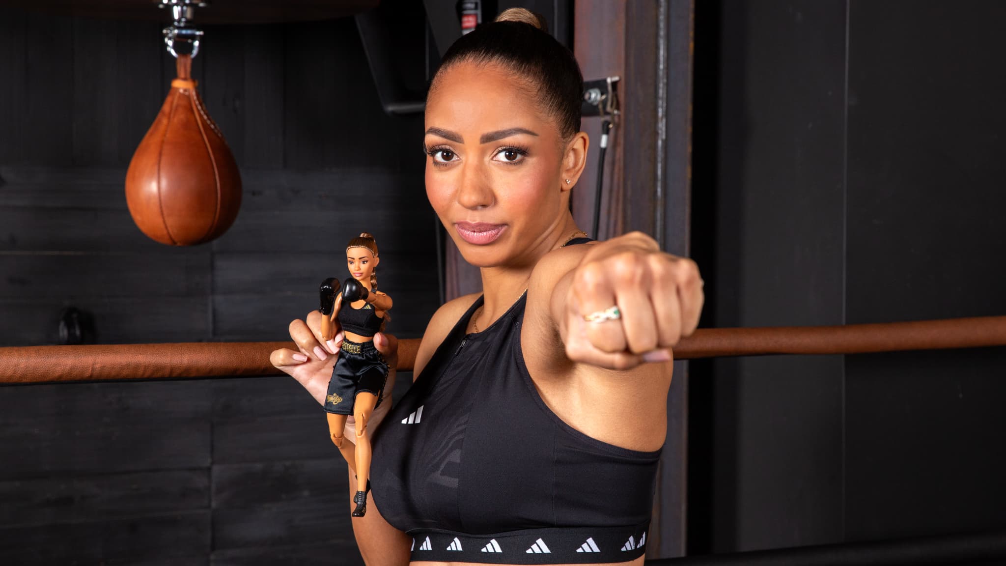 Estelle Mossely pose avec la poupée Barbie à son effigie