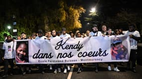 Plusieurs centaines de personnes ont participé vendredi 15 décembre à Ezanville (Val-d'Oise) à une marche blanche à la mémoire de Kendy, 15 ans, tué par arme blanche lors d'une rixe.