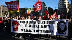 Des manifestants défilent derrière une banderole lors d'un rassemblement à Marseille le 5 décembre 2024, dans le cadre d'une journée d'action et de grève dans le secteur public.