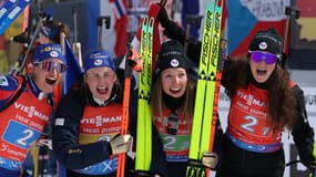 Julia Simon, Justine Braisaz-Bouchet, Océane Michelon et Lou Jeanmonnot après leur médaille d'or au relais femmes des Championnats du monde de Lenzerheide