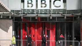 De la peinture rouge a été jetée sur la devanture des bureaux de la BBC, à Londres, en Angleterre, le 14 octobre 2023. 