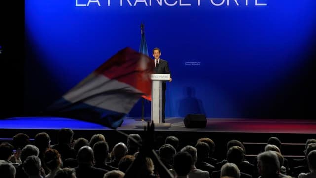 En meeting à Elancourt, dans les Yvelines, Nicolas Sarkozy a une nouvelle fois insisté mercredi sur la nécessité de contrôler l'immigration, un thème central de sa campagne qu'il développe à chacune de ses sorties depuis les tueries de Toulouse et Montaub