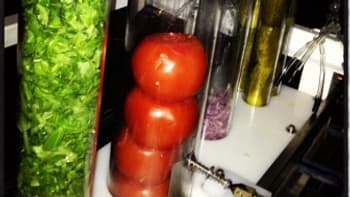 Tomates et salade prêtes à venir garnir le hamburger Tomates et salade prêtes à venir garnir le hamburger