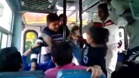 La vidéo de l'agression de deux sœurs dans un bus en Inde a fait le tour du monde.