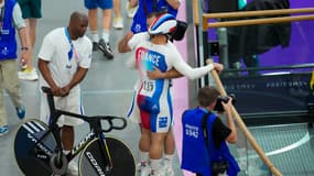 Grégory Baugé, Ryan Helal dans les bras de Michaël De Almeida après l'épreuve de vitesse par équipes aux JO de Paris, le 7 août 2024
