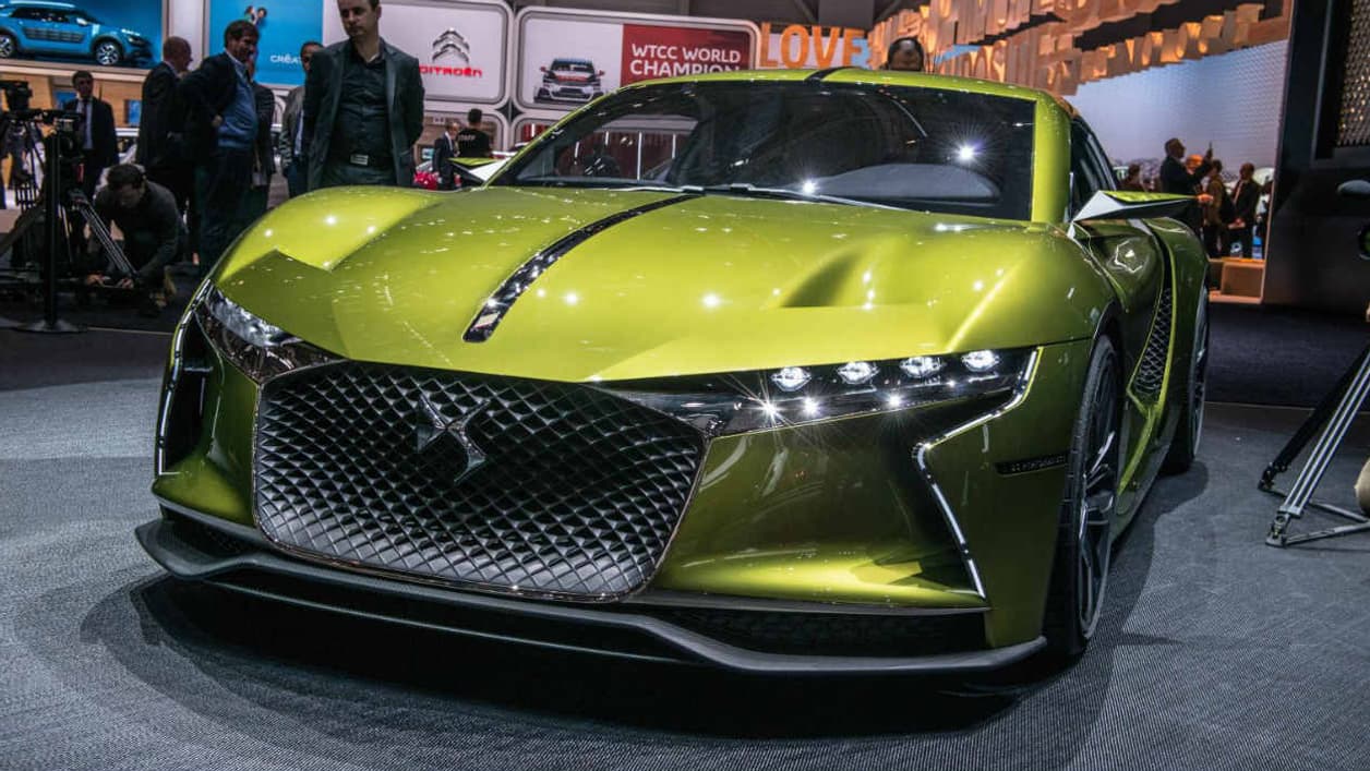 Plus qu'une Audi TT, l'E-Tense se rapproche en longueur d'une BMW Série 3 ou d'une Audi A4. Son poids, 1,8 tonne, est équivalent à une Porsche 911. Plus qu'une Audi TT, l'E-Tense se rapproche en longueur d'une BMW Série 3 ou d'une Audi A4. Son poids, 1,8 tonne, est équivalent à une Porsche 911.