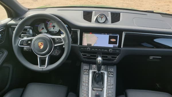 A l'intérieur du nouveau Macan. Sur le volant, on distingue la molette de sélection des modes en bas à droite.