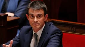 Sur le banc de l'Assemblée nationale, Manuel Valls écoute les critiques de l'opposition.
