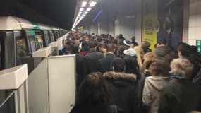 Les voyageurs du RER A se sont reportés sur la ligne 1 saturée.