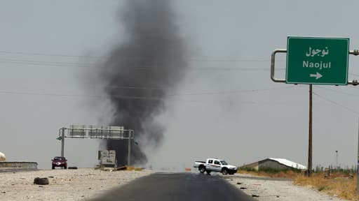 Colonne de fumée dans une zone contrôlée par les jihadistes de l'Etat islamique en Irak et au Levant au nord de Bagdad le 26 juin 2014.