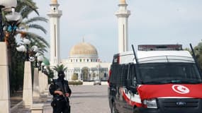 Sécurité renforcée devant le mausolée Bourguiba, à Monastir, visé par l'une des attaques manquées, mercredi 30 octobre.