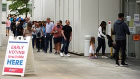 Les électeurs se rendent dans un bureau de vote pour voter le dernier jour du vote anticipé pour l'élection de 2024, le 1er novembre 2024 à Atlanta, en Géorgie.