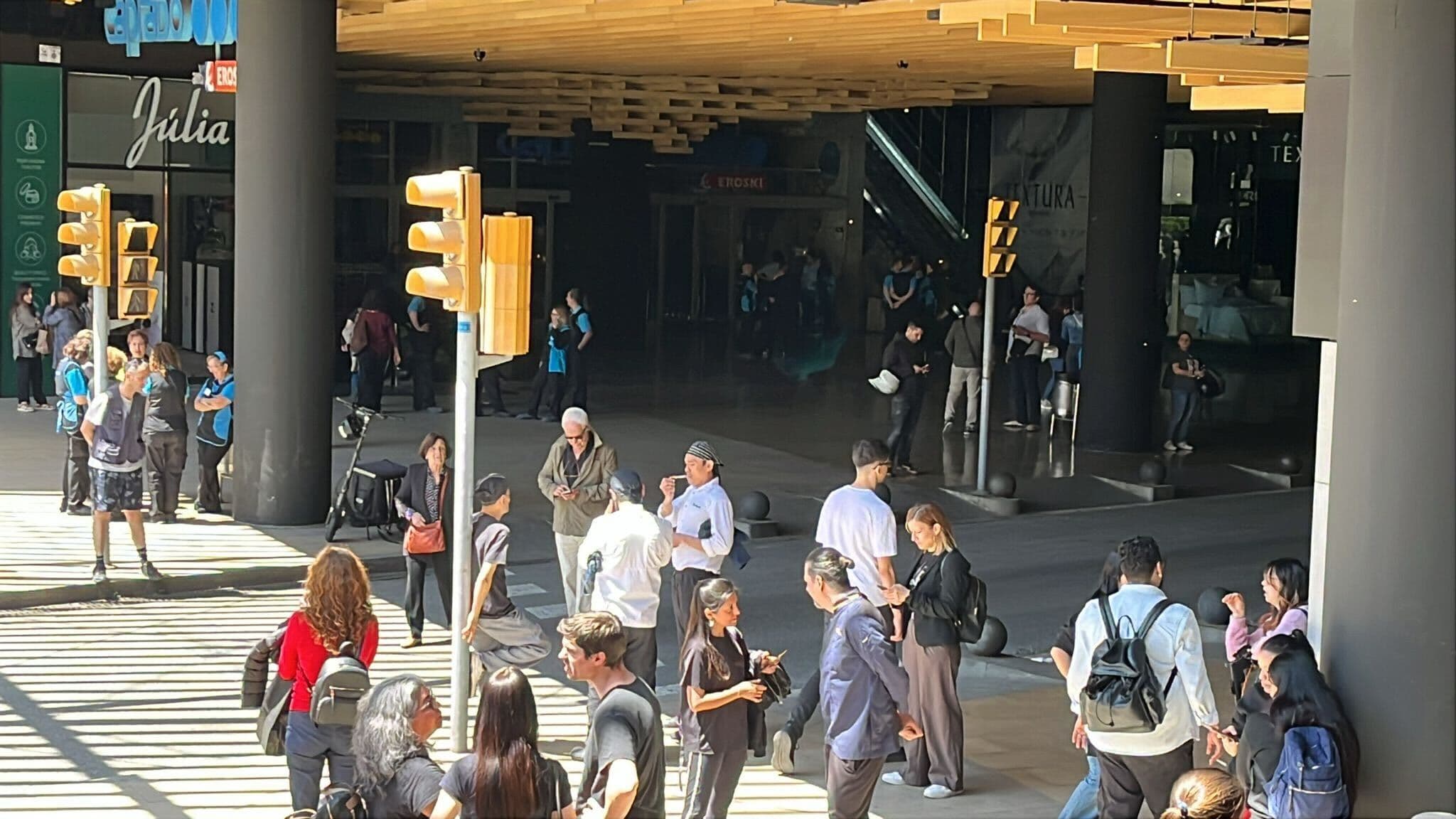 Les clients et les salariés de ce centre commercial barcelonais évacué ce lundi suite à une coupure de courant. Les clients et les salariés de ce centre commercial barcelonais évacué ce lundi suite à une coupure de courant.