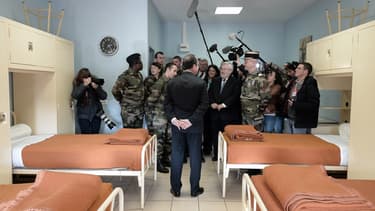 François Hollande visitant une caserne à Metz en octobre 2015