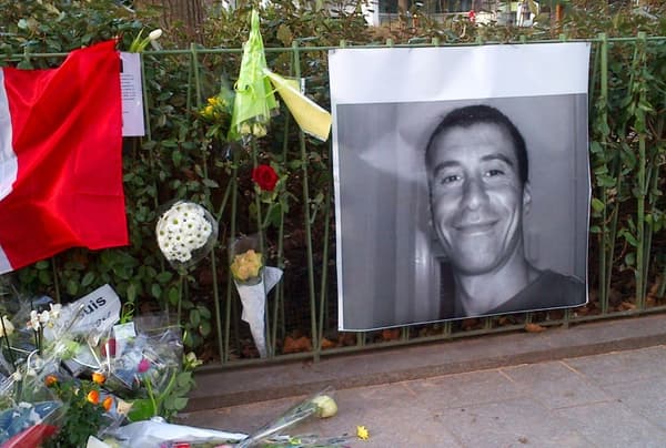 Hommage à Ahmed Merabet, le policier français tué à bout portant lors de l'attaque contre Charlie Hebdo, boulevard Richard Lenoir à Paris le 11 janvier 2015 Hommage à Ahmed Merabet, le policier français tué à bout portant lors de l'attaque contre Charlie Hebdo, boulevard Richard Lenoir à Paris le 11 janvier 2015