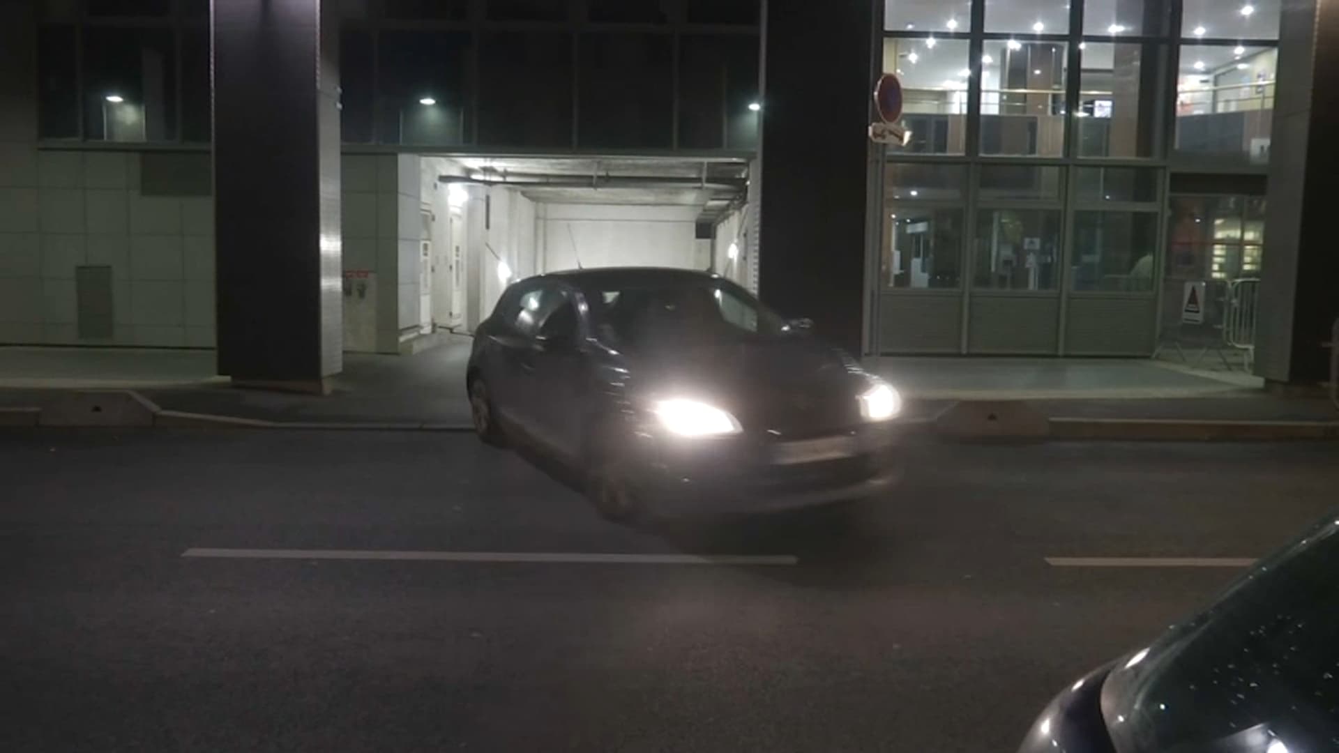 La voiture emmenant Christophe Ruggia au tribunal, filmée vers 6h20 ce jeudi 16 janvier. 