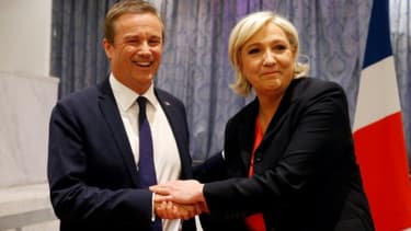Nicolas Dupont-Aignan (g) et Marine Le Pen, le 29 avril 2017 au siège du Front national à Paris -