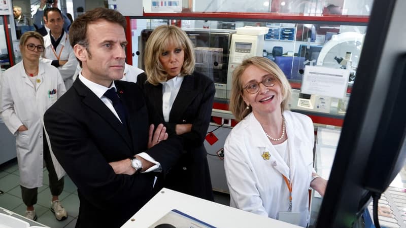 Emmanuel et Brigitte Macron en visite au laboratoire de l'Institut Curie à Saint-Cloud (Hauts-de-Seine), avant des annonces sur la recherche biomédicale, le 16 mai 2023