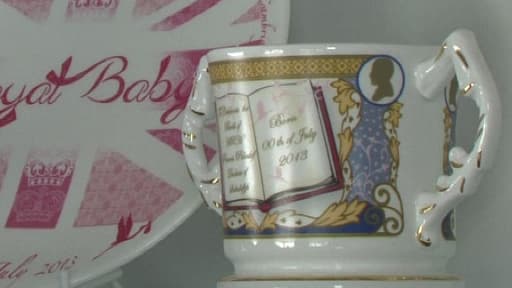 Objets à l'effigie du "royal baby" (existe aussi en bleu).