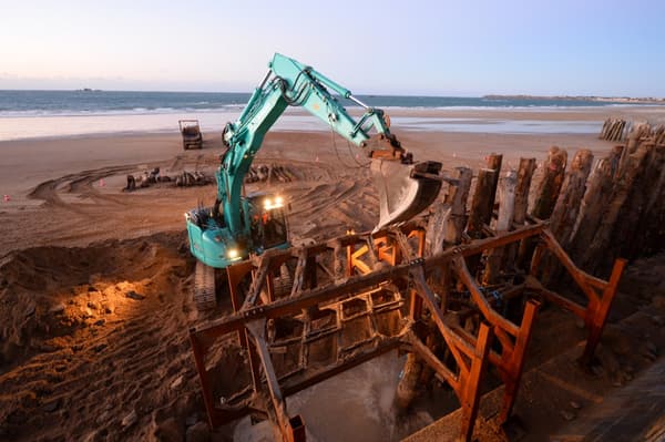 Des travaux de rénovation de la digue à Saint-Malo, le 22 novembre 2021. 