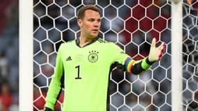 Manuel Neuer avec son brassard arc-en-ciel contre les Bleus