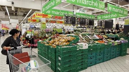 Les prix à la consommation ont augmenté de 0,1% en mai par rapport au mois précédent et l'inflation sur un an a très légèrement décéléré à 2,0%, selon l'Insee. L'accroissement saisonnier des produits frais est compensé notamment par la première baisse des