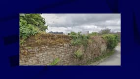 La rue de la Psalette à Saint-Pol-de-Léon, ici avant les travaux qui ont entraîné la destruction d'une partie du mur vieux de plusieurs siècles.