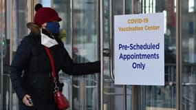 Une femme entre dans un centre de vaccination, le 28 janvier 2021 à New York