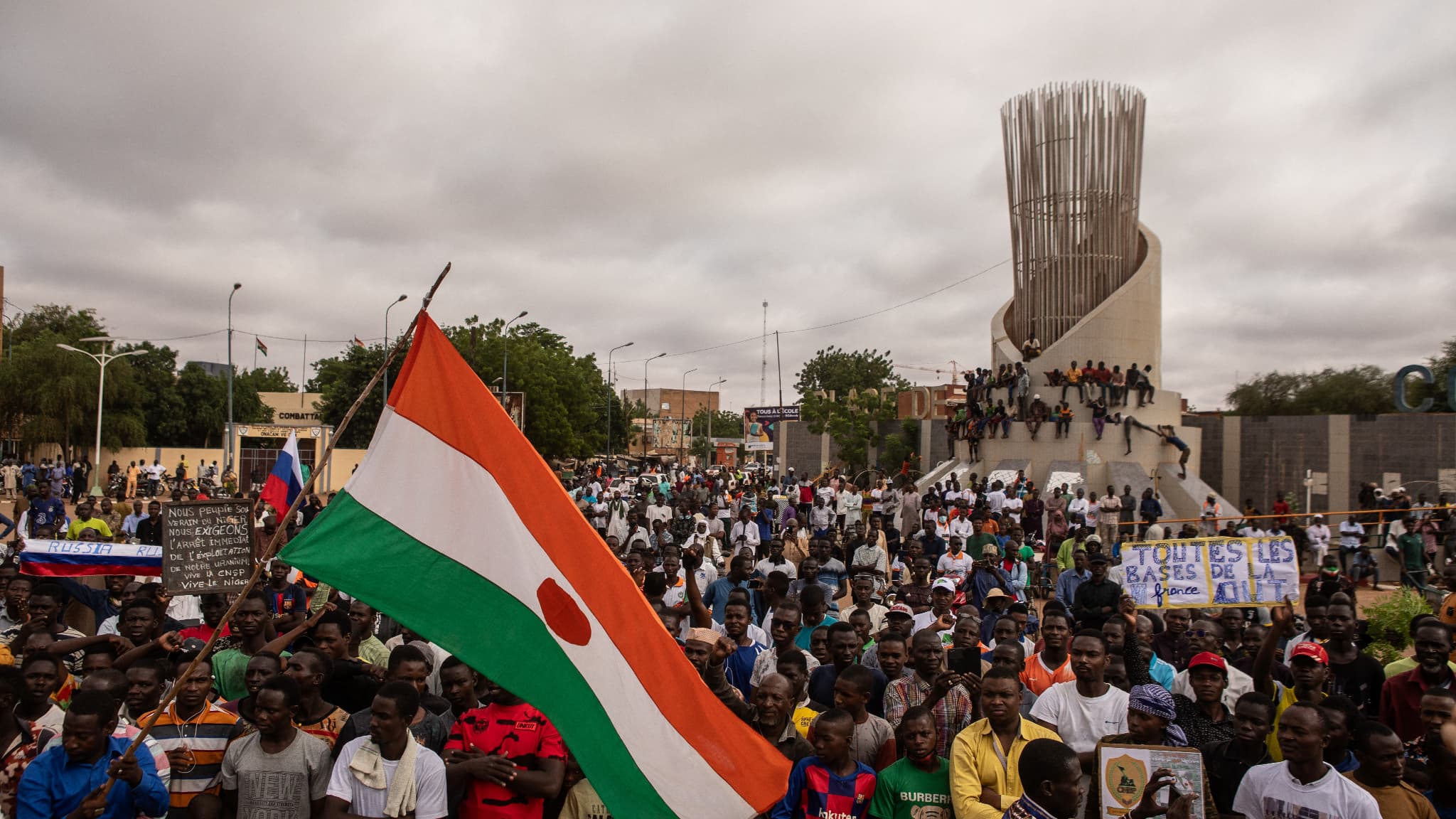 Des manifestants brandissent un drapeau nigérien lors d'une manifestation à l'occasion de la fête de l'indépendance à Niamey, le 3 août 2023.