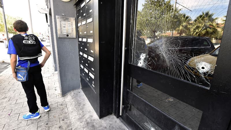 Impacts de plusieurs balles à l'entrée d'un immeuble, à Montpellier, où une fusillade a fait deux morts dans la nuit du 23 au 24 août.