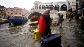 Un touriste à Venise (Italie), alors que la ville est inondée, le 15 novembre 2019.