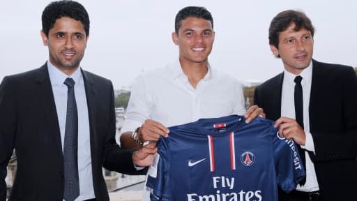 Les dirigeants du Paris Saint Germain entourent le brésilien Thiago Silva, recruté 45 millions d'euros.