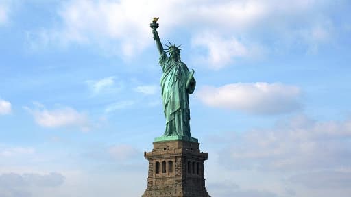 La Statue de la Liberté, installée à New York, est l'un des monuments les plus célèbres des États-Unis.