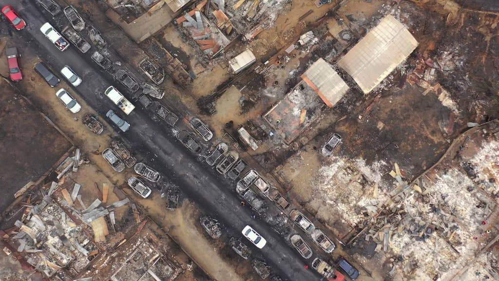 Vue aérienne de maisons et de véhicules incendiés après un incendie de forêt à Quilpue, Viña del Mar, Chili, prise le 4 février 2024
