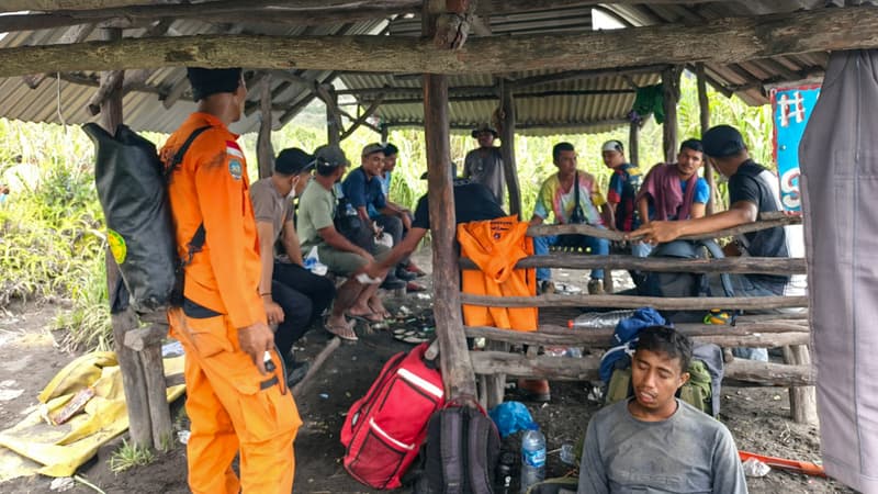 Les corps de deux randonneurs disparus retrouvés enlacés après l'éruption du volcan Dukono en Indonésie
