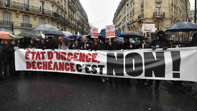 Une banderole déployée à Paris contre l'état d'urgence.
