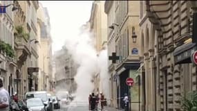 Paris: une fuite de vapeur d’eau provoque un important geyser dans le 7e arrondissement