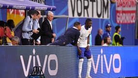 Kylian Mbappé glisse un mot à Ousmane Dembélé sous les yeux de Didier Deschamps, 21 juin 2024
