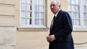 Le Premier ministre français François Bayrou arrive à l'hôtel Matignon, à Paris, le 28 mai 2025