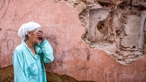 Une femme exprime sa détresse en constatant les dégâts causés par le séisme à Marrakech, au Maroc, le 9 septembre 2023