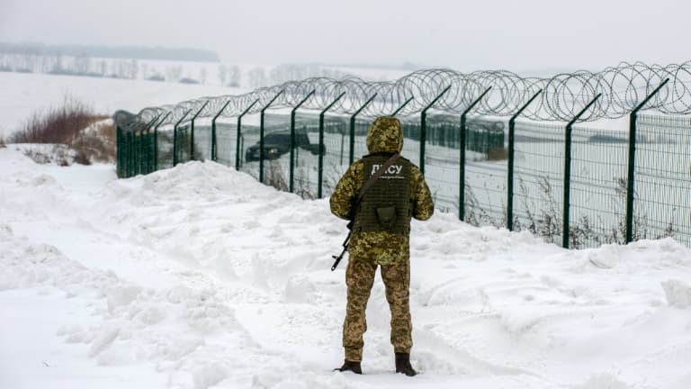 Un garde-frontière ukrainien à la frontière russe, renforcée ces dernières années, le 7 février 2022 à 40 km de Kharkiv, deuxième ville d'Ukraine