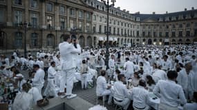 Quelque 7.000 "dîneurs en blanc" se sont retrouvés sur la très chic Place Vendôme, à Paris, le 8 juin 2016.