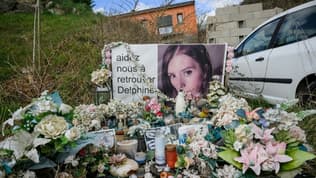 Fleurs et bougies en hommage à Delphine Jubillar devant sa maison à Cagnac-les-Mines, le 6 mars 2025